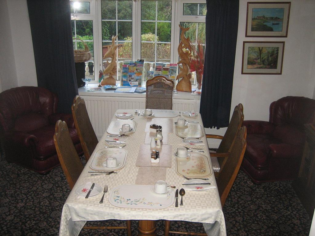 Four Seasons Guest House Pembrey Екстер'єр фото